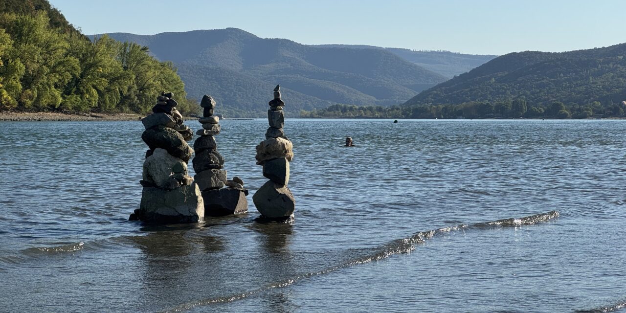 Kőtornyok a Duna medrében a Kisoroszi Szigetcsúcson
